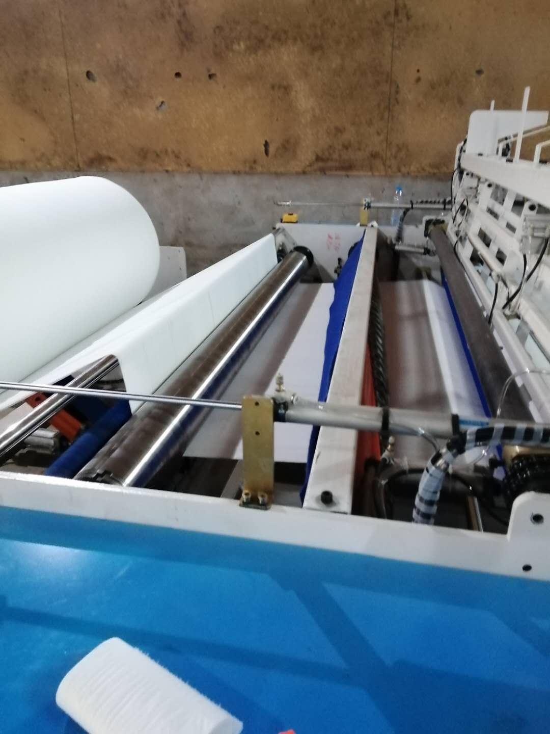 安徽蚌埠全自動衛(wèi)生紙復(fù)卷機(jī)流水線安裝調(diào)試完畢