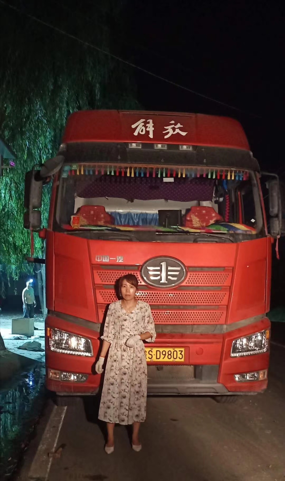 ，有自動(dòng)拔管自動(dòng)落管功能，可定制左右側(cè)推功能，配有三片打孔刀，打孔刀是防傷紙刀組，