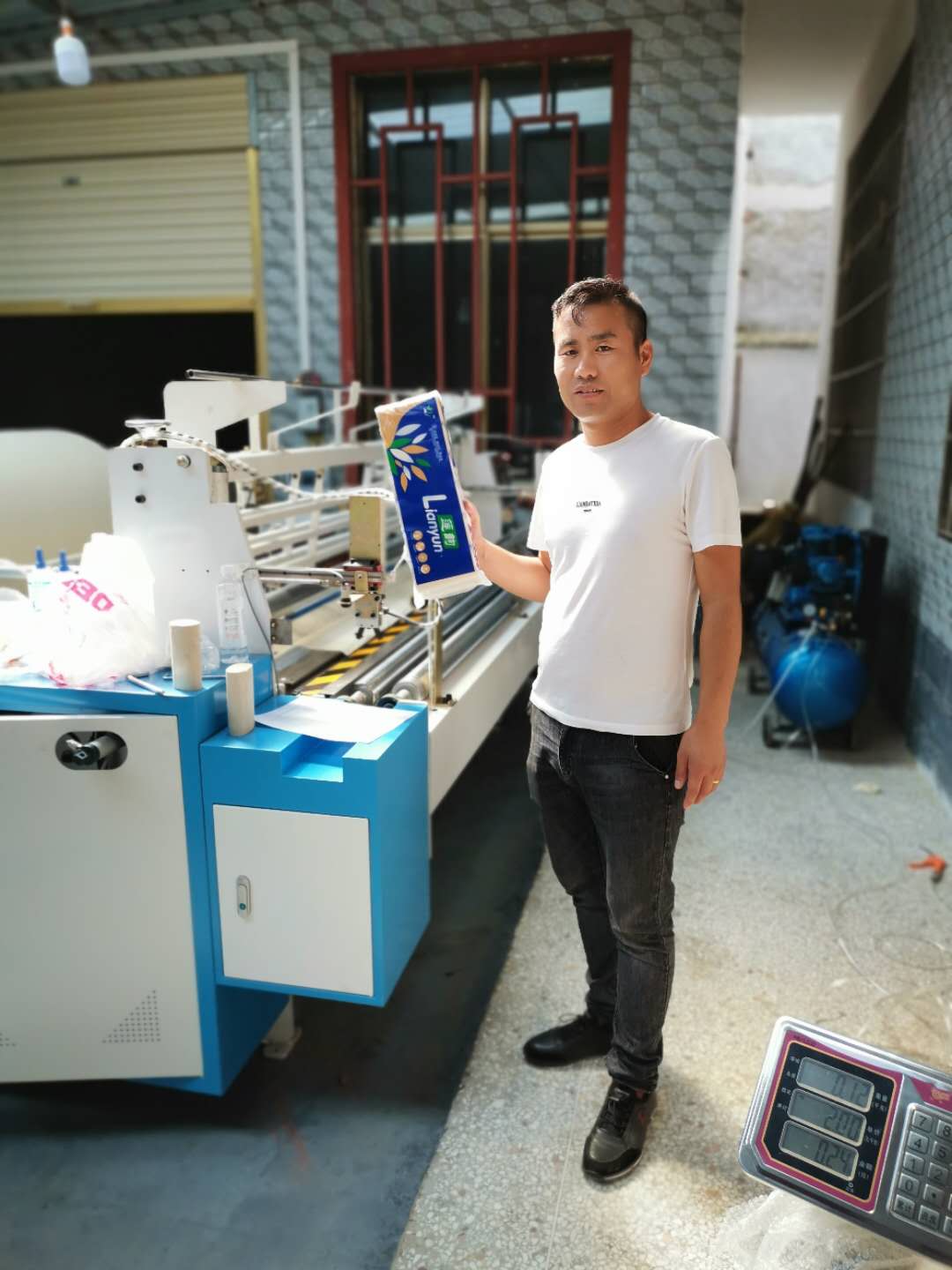 安徽亳州十河鎮(zhèn)客戶高配1880型號衛(wèi)生紙復(fù)卷機安裝完畢