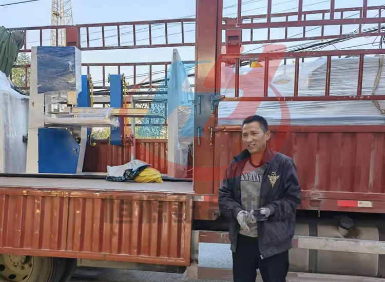 十一過(guò)后，河北客戶(hù)李經(jīng)理來(lái)我廠購(gòu)買(mǎi)新型衛(wèi)生紙加工設(shè)備